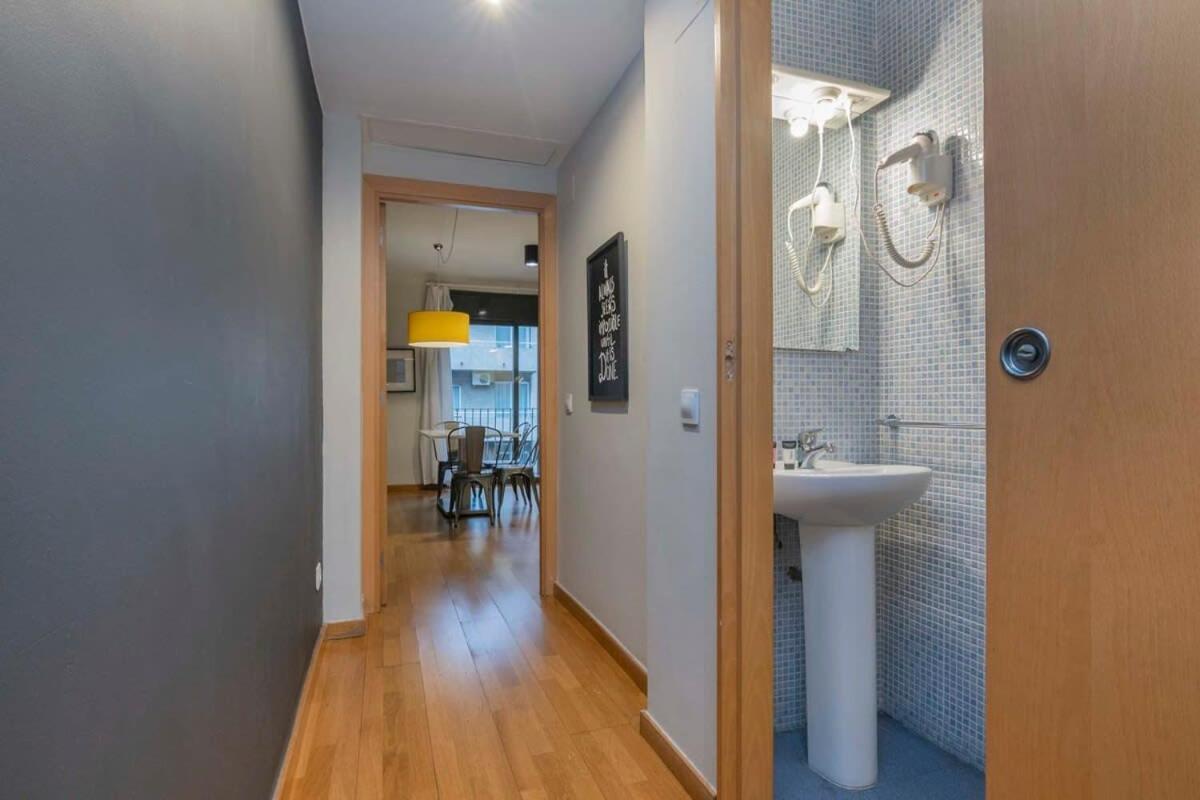 2 Bedroom Duplex Apartment With Balcony 4-3 Barcelona Bagian luar foto