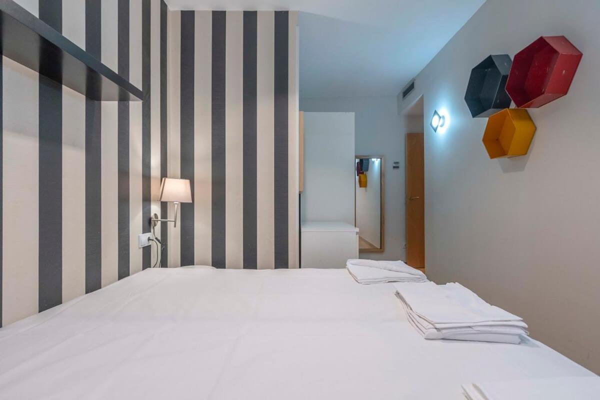 2 Bedroom Duplex Apartment With Balcony 4-3 Barcelona Bagian luar foto