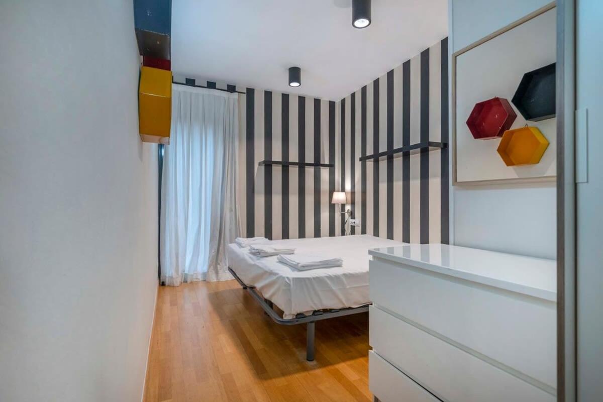 2 Bedroom Duplex Apartment With Balcony 4-3 Barcelona Bagian luar foto