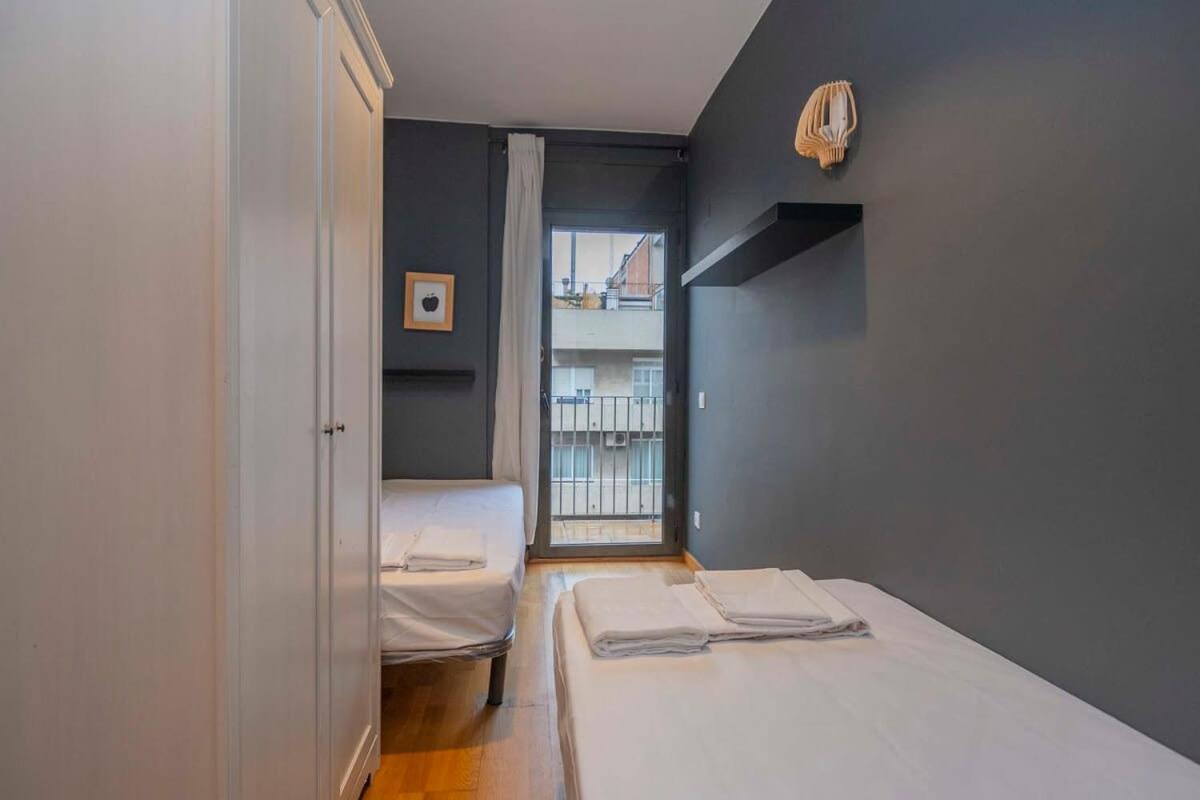 2 Bedroom Duplex Apartment With Balcony 4-3 Barcelona Bagian luar foto