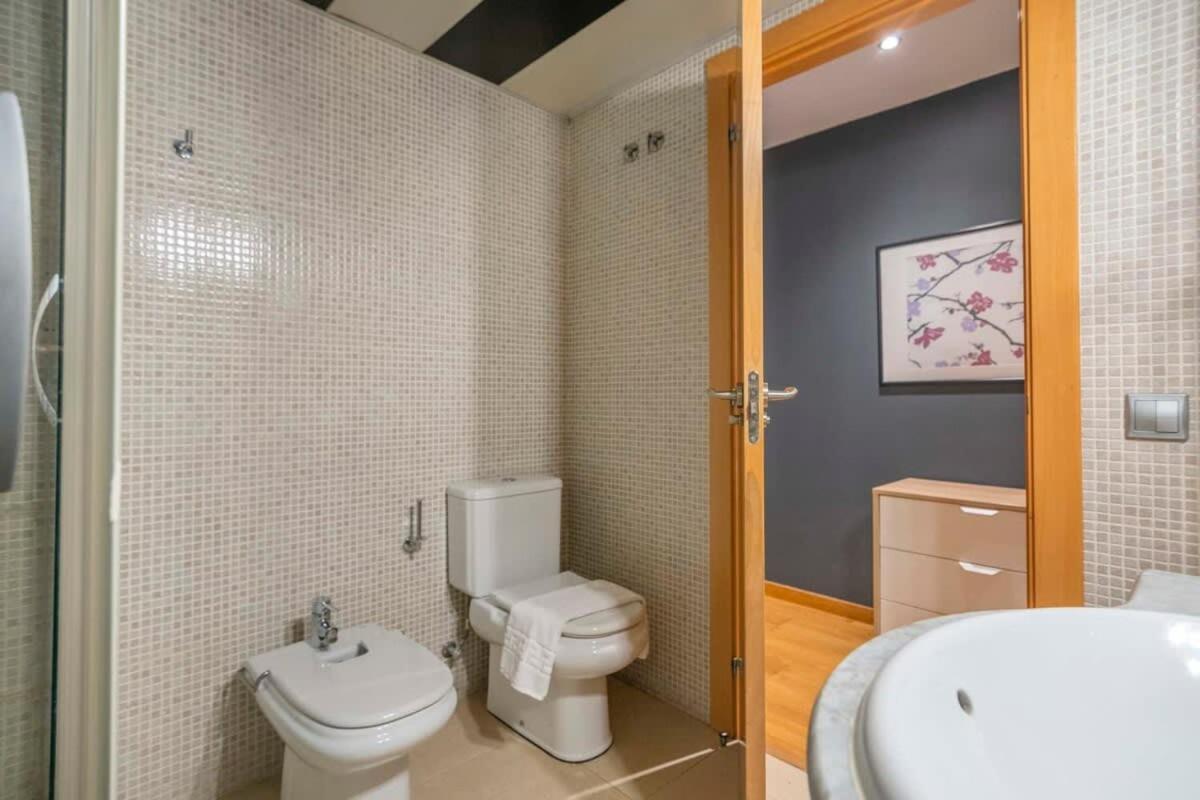 2 Bedroom Duplex Apartment With Balcony 4-3 Barcelona Bagian luar foto