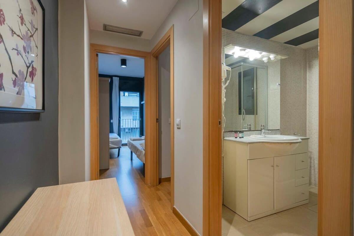 2 Bedroom Duplex Apartment With Balcony 4-3 Barcelona Bagian luar foto